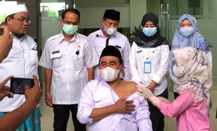 Bupati Tanah Bumbu HM Zairullah Azhar disuntik vaksin booster, Rabu (12/1/2022). (Sumber Foto: Kominfo Tanah Bumbu/korankalimantan.com)