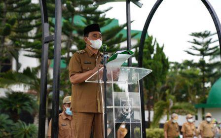 Bupati Tanah Bumbu HM Zairullah Azhar memimpin apel ASN, Senin (10/1/2022). (Sumber Foto: Kominfo Tanah Bumbu/koranbanjar.net)