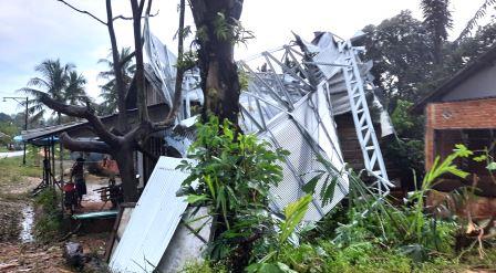 Angin puting beliung telah memporakpondakan tiga rumah warga Duli Desa Selaru RT 04, Kecamatan Pulau Laut Tengah, Kabupaten Kotabaru