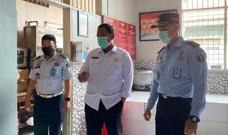 Kepala Kantor Wilayah Kementerian Hukum dan HAM Kalimantan Selatan, Lilik Sujandi mengunjungi Rutan Kelas IIB Tanjung. (foto : istimewa)