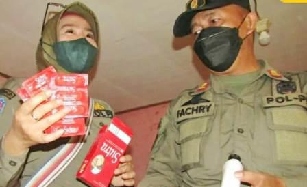 Petugas Satpol PP Kota Banjarbaru melakukan penggeledahan dan menemukan kondom di eks lokalisasi Pembatuan. (Foto: Satpol PP)