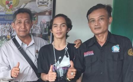 Kuasa Hukum, Advokat Gawi Sabumi Peradi Banjarbaru bersama karyawan cafe milte bubble yang diduga dianiaya dan intimidasi.(foto : korankalimantan.com)