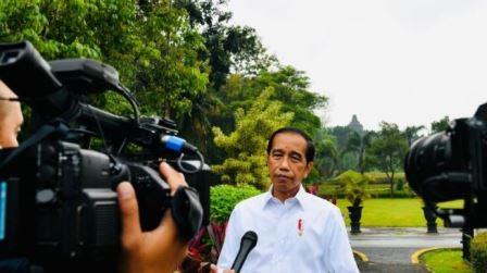 Presiden Jokowi dalam kesempatan meninjau Candi Borobudur di Kabupaten Magelang, Jawa Tengah, Rabu (30/3). (ANTARA/HO-Biro Pers Sekretariat Presiden/Laily Rachev)