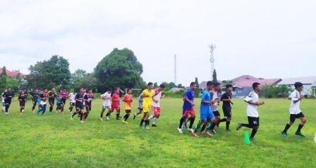 Tim Kotabaru FC-U17 saat latihan. (ilustrasi)