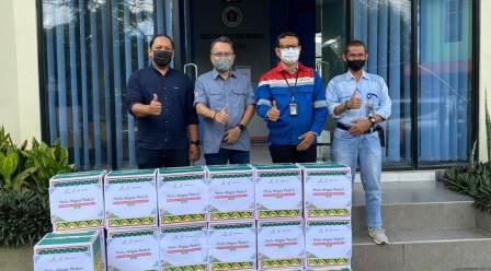 Perwakilan manajemen Pertamina EP Tanjung menyalurkan paket lebaran kepada insan pers di Tabalong. (foto : PWI Tabalong)