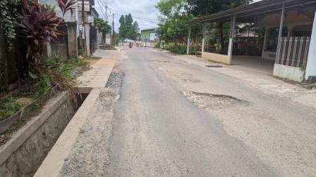 Salah satu jalan di Kota Banjarbaru yang membutuhkan perbaikan segera.