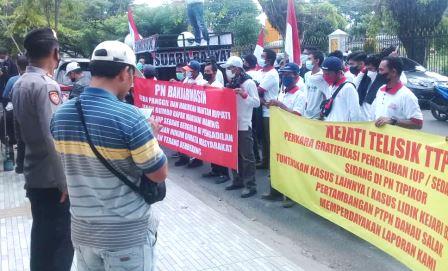 LSM KAKI Kalsel melakukan aksi demo di depan Kantor Pengadilan Negeri Banjarmasin terkait tidak hadirnya mantan Bupati Tanah Bumbu, Mardani H.Maming dalam kasus dugaan korupsi pengalihan IUP.(foto: dok)