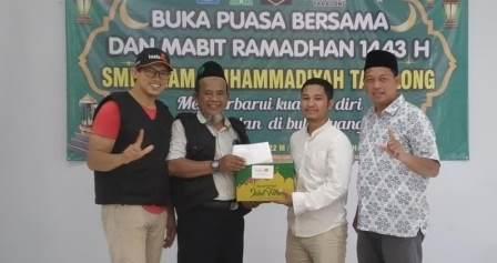Lembaga Zakat Infaq dan Shadaqah Muhammadiyah (Lazismu) bersama Pimpinan Daerah Muhammadiyah Tabalong serta Pengurus Daerah Aisyah membagikan paket sembako kepada masyarakat