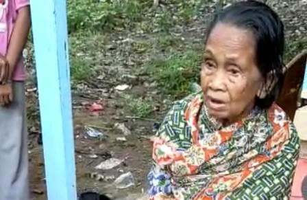 Siti Maimunah (70), warga Desa Telang, Kecamatan Batang Alai Utara Kabupaten Hulu Sungai Tengah, ditemukan tertidur di sebuah gubuk dalam hutan.