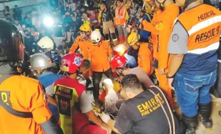 Anggota Basarnas, Rekanan Emergency, Polisi dan warga setempat membantu untuk mengevakuasi korban di lokasi Alfamart ambruk di Kecamatan Gambut, Kalimantan Selatan, (Senin, 18/4/2022).