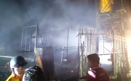 BPK berusaha memadamkan api yang berkobar di Gang Saadah II, Sungai Paring, Kota Martapura.
