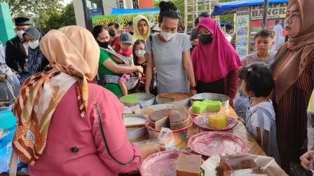 Pasar Wadai di Tanjung Expo Center Tabalong ramai dikunjungi warga. (foto:arif)