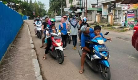 KNPI Tabalong membagikan ratusan takjil kepada masyarakat di Tabalong.(foto: KNPI Tabalong)