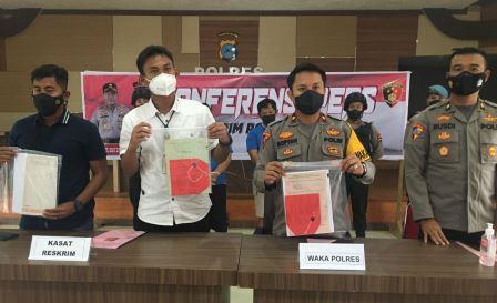 Wakapolres Kotabaru bersama jajaran saat melakukan konfrensi pers terkait penggelapan dokumen sertifikat lahan.(Sumber Foto: cah)
