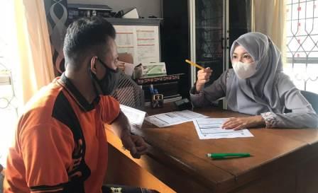 Petugas sedang melakukan pemeriksaan deteksi dini factor resiko HIV-Aids terhadap puluhan warga binaan Rutan Tanjung.(FotoL Humas Rutan Tanjung)