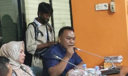 Ketua Komisi II DPRD Kotabaru Awaludin saat menghadiri hearing di DPRD Kotabaru. (Sumber Foto: cah)