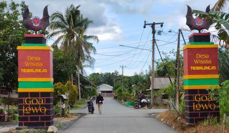 Gerbang masuk Wisata Goa Lowo di Desa Wisata Tegalrejo (Sumber Foto: cah)