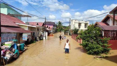 Banjir di Kabupaten Tabalong mulai memasuki permukiman warga di wilayah perkotaan, salah satunya di Kompleks Citra Persada Indah (CPI). (foto: arif)