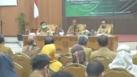 Rapat koordinasi yang dipimpin Sekretaris Daerah Kota Banjarbaru terkait SK Penghapusan Honorer. (Foto:Medcen)