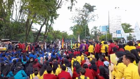 Aksi unjuk rasa Ratusan BEM se-Kalimantan Selatan menolak kenaikan harga BBM di depan Gedung DPRD Kalsel, Banjarmasin, Senin, (12/09/2022). (sumber foto : dokumentasi koranbanjar.net)