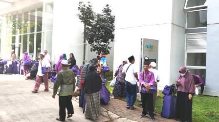 Sebanyak 200 jemaah umrah Travel Nayla Syafaah asal Kalimantan Selatan telantar di Asrama Haji Pondok Gede Jakarta, Senin (3/9/2022). (Foto dok : koranbanjar.net)