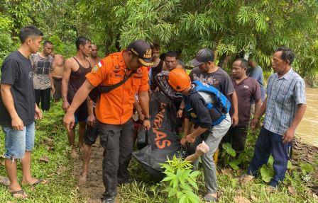 Relawan gabungan mengevakuasi jasad korban yang ditemukan tewas tenggelam di aliran sungai Desa Wirang, Kecamatan Haruai.(foto : basarnas tabalong)