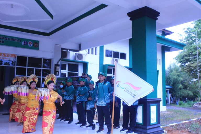 Kontingen Paralympic Tanah Bumbu (Tanbu) siap bertanding di Pekan Paralympic Provinsi (Peparprov) Kalimantan Selatan Tahun 2022, Jumat (18/11/2022). (Sumber Foto: Kominfo Kabupaten Tanah Bumbu)