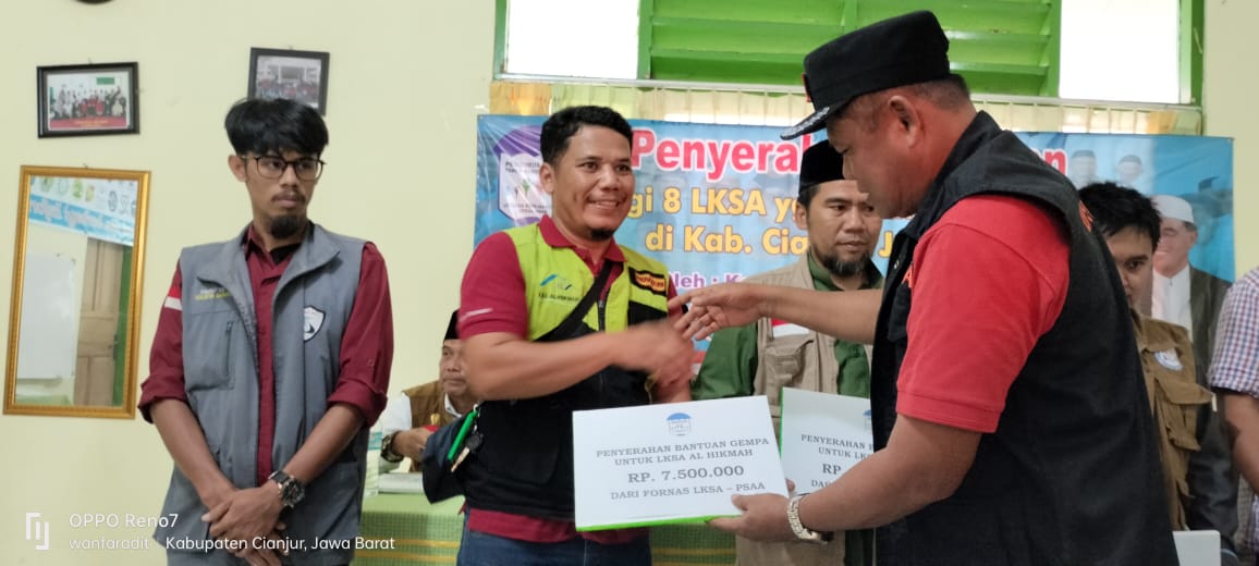 Fornas LKSA menyerahkan bantuan dana sebesar Rp.143.208.500 kepada Forum Daerah (Forda) LKSA Kabupaten Cianjur.(Foto: Diskominfo Tanbu)
