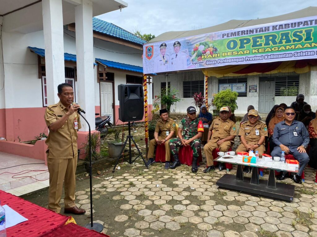 Operasi Pasar Murah di Desa Suka Damai, Kecamatan Mantewe, Selasa (06/12/2022). (Foto: Diskominfo Tanbu)