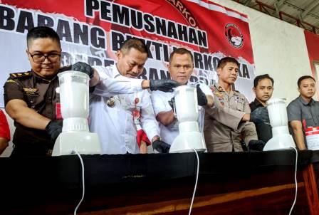 Barang bukti sabu seberat 3 ons lebih dimusnahkan dengan cara diblender. (Foto: Polres Banjarbaru/Korankalimantan.com)