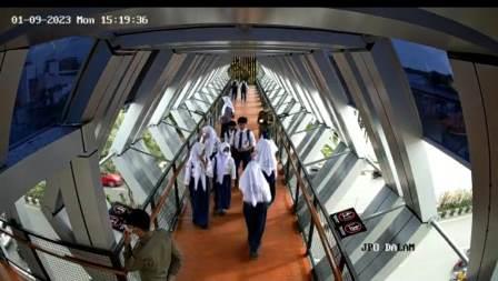 Rekaman salah satu CCTV di JPO Banjarbaru 2. Terlihat siswa-siswi menggunakan JPI pergi ke sekolah. (Sumber Foto:Diskominfo Kota Banjarbaru/koranbanjar)