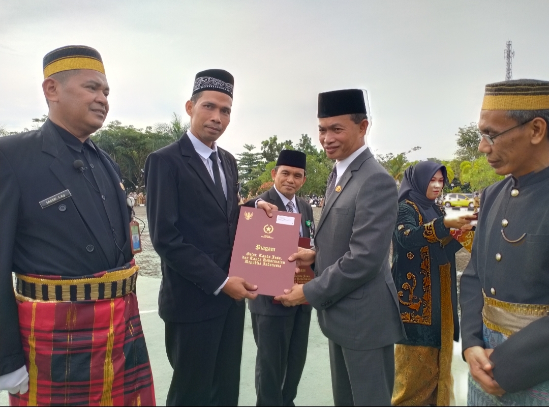 Sekretaris Daerah menyerahkan Penghargaan Satya Lancana Karya Sapta, Selasa (3/1/2023). (Foto: Radio-swarabersujud.com)