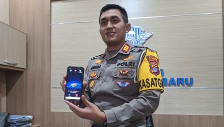 Kasat Lantas Polres Banjarbaru AKP Angga saat menunjukkan Gawai ETLE-mobile yang didesain khusus.(Sumber Foto:Ari)