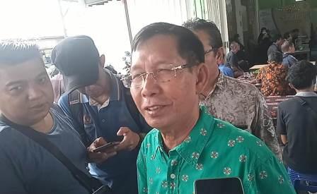 Ketua Komisi III DPRD Kalsel, Hasanuddin Murad saat wawancara di Handil Bakti Batola, Jumat (24/2/2023). (foto : koranbanjar.net)