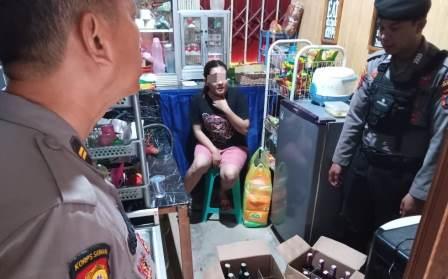Polisi menangkap MM, wanita warga Limau Manis, Tabalong yang memiliki belasan minuman beralkohol. (foto : Humas Polres Tabalong)