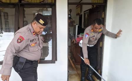 Anggota Polres Banjarbaru membantu bersihkan rumah warga yang terdampak banjir. (Sumber Foto:Ari)
