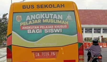 Bus Sekolah Angkutan Pelajar Muslimah di Kota Banjarbaru mendapat kritik dari pengamat, Jumat (17/3/2022). (Foto: warga)