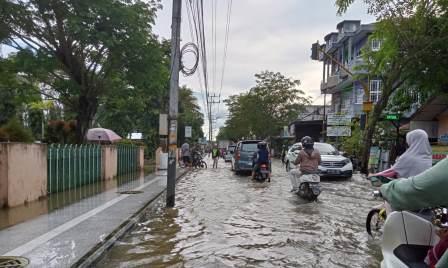 Banjir di Kota Barabai yang telah merendam 5 kecamatan. (foto: koranbanjar.net/mdr )