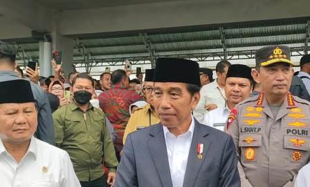 Presiden Jokowi mengunjungi Pasar Tanjung, Kabupaten Tabalong untuk memastikan harga bahan pokok stabil. (foto: arif/koranbanjar.net)