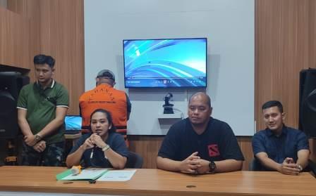 Kejari Tabalong menggelar konferensi pers penangkapan DPO kasus korupsi pengadaan tanah jembatan timbang di Tabalong. (foto: arif/koranbanjar.net)