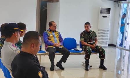 Kepala Staf Korem (Kasrem) 101 Antasari, Kolonel Inf Iwan Rosandriyanto saat menemui Bupati Tabalong, Anang Syakhfiani, terkait persiapan pengaman kedatangan Presiden Jokowi. (foto: Diskominfo Tabalong)