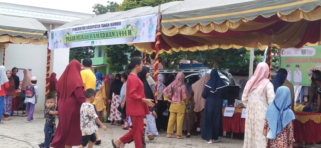 Pasar murah Ramadan 1444 Hijriah di Halaman Masjid Ar-Raudah Wardatul Arsyad, Desa Bersujud, Kecamatan Simpang Empat, Selasa (4/4/2023). (Foto: Diskominfo Tanbu/Korankalimantan.com
