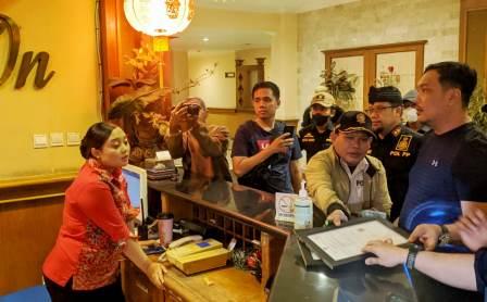 Wali Kota Banjarbaru, HM Aditya Mufti Ariffin saat melakukan sidak ke Hotel Permata In. (Sumber Foto:Ari)