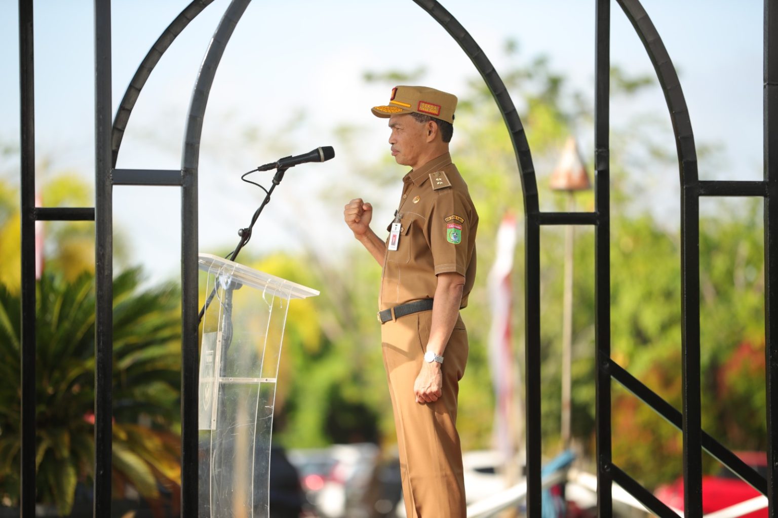 Sekretaris Daerah (Sekda) Ambo Sakka bertindak sebagai Pembina Upacara memperingati Hari Jadi Ke-73 Provinsi Kalimantan Selatan. (Foto: MC Tanbu/Korankalimantan.com)
